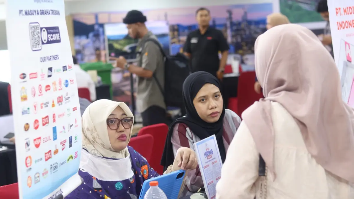 CARI PELUANG: Seorang pencari kerja sedang menyerahkan berkas lamaran dan berkonsultasi di salah satu stan perusahaan pada JMF Balikpapan 2026 di BSCC Dome, Selasa (14/7). (ANGGI PRADITHA/KP)

&nbsp;

&nbsp;
