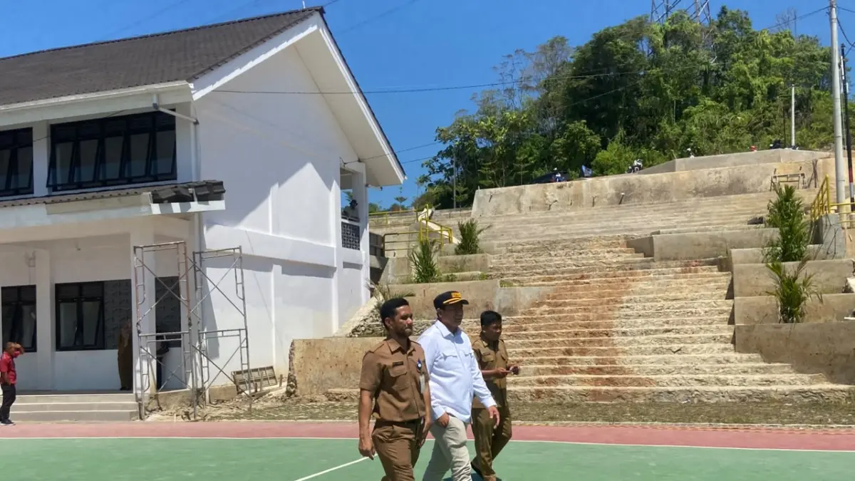 CEK LAPANGAN: Anggota Komisi IV DPRD Balikpapan meninjau langsung SDN 022 Balikpapan Timur untuk memastikan pekerjaan perbaikan gedung sekolah berjalan baik. (AINUR/KP)