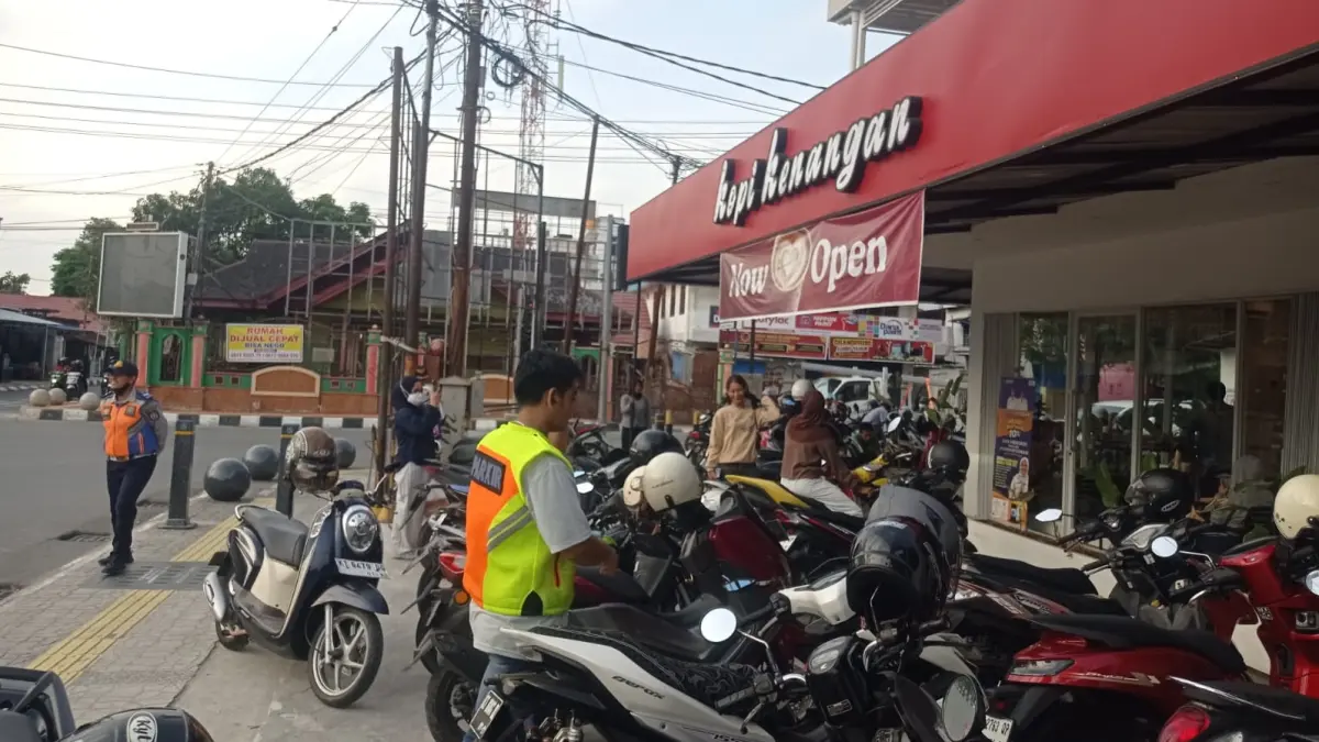 DIKELOLA DISHUB: Parkir di area Kopi Kenangan, Bontang Baru saat ini menjadi ranah Dishub tetapi jika tidak sesuai dengan potensi, Bapenda siap mengambilnya. ADIEL KUNDHARA/KP