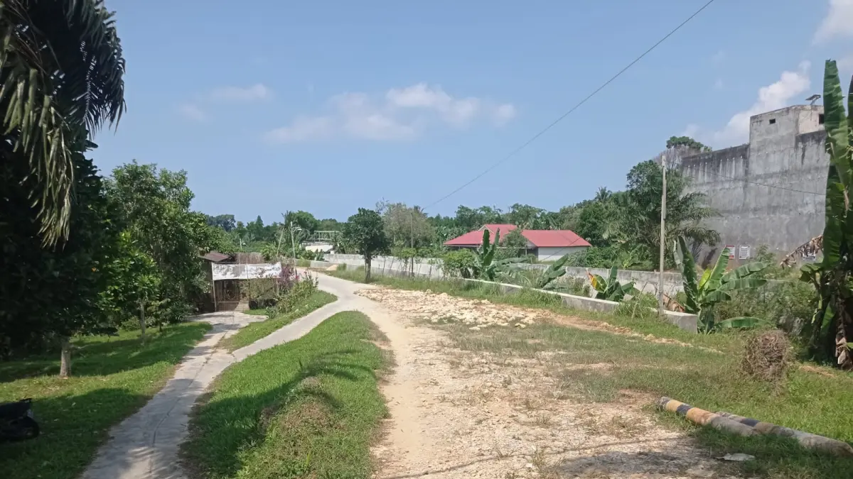 DILANJUTKAN: Pembuatan jalan inspeksi di Sungai Dahlia Bontang dikerjakan pada tahun ini. ADIEL KUNDHARA/KP