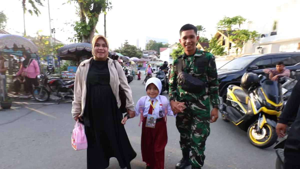 GAMAS: Suasana hari pertama sekolah di SD 003 Balikpapan Kota, Pemkot Balikpapan gencar menggalakkan program Gerakan Ayah Mengantar Anak Sekolah, untuk memperkuat kedekatan emosional dan karakter anak sejak dini. (ANGGI PRADHITA/KP)