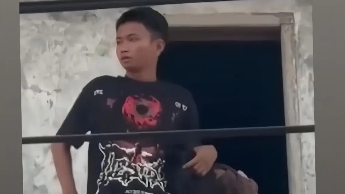 HEROIK: Tangkapan layar video memperlihatkan Bripda Muhammad Faturrahman menggiring terduga pelaku pencurian keluar dari bangunan bekas sarang burung walet usai diamankan. Aksi tenangnya itu viral dan menuai pujian warganet. 