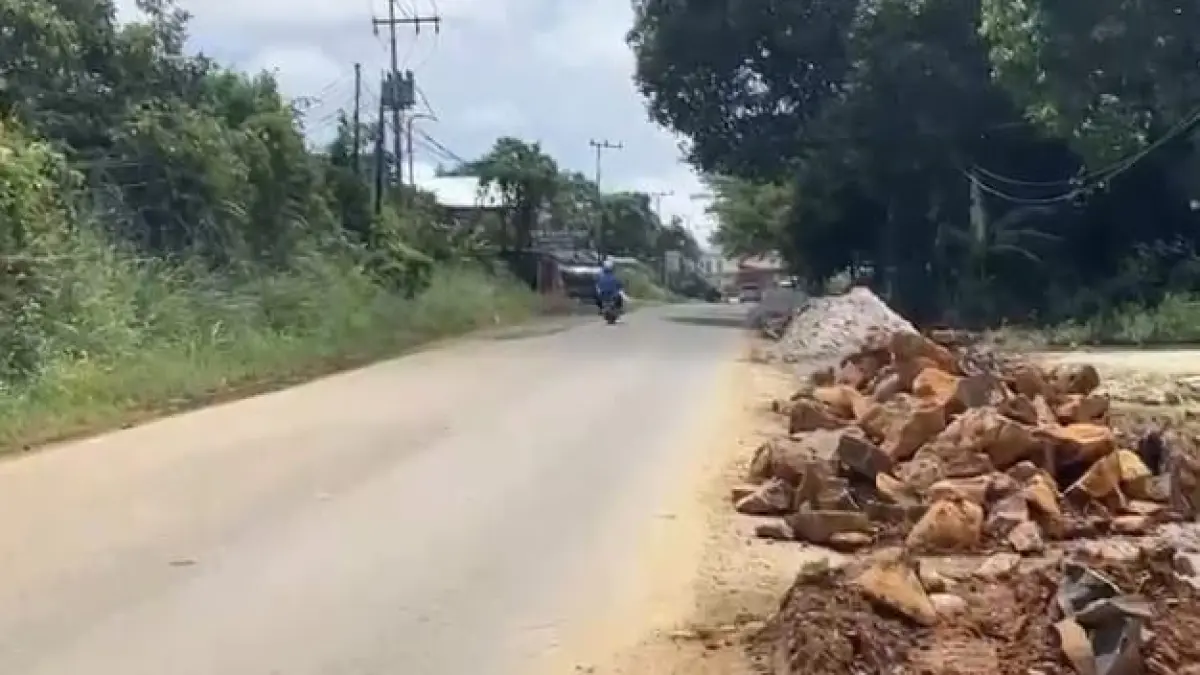 JALAN NASIONAL: Salah satu ruas jalan nasional yang masuk kawasan Kota Sendawar mulai diperbaiki. &nbsp;

&nbsp;

&nbsp;