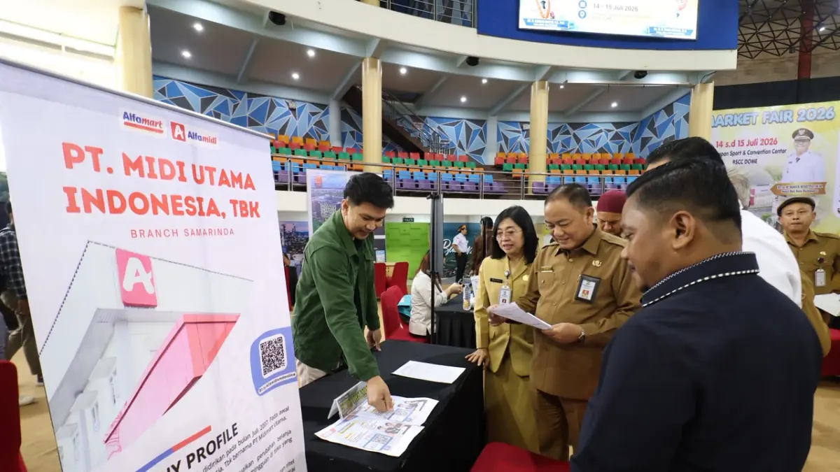 JOB MARKET: Asisten II Setdakot Balikpapan, Andi Yusri Ramli bersama anggota DPRD Balikpapan saat mengecek stand perusahaan yang berpartisipasi dalam Job Market Fair (JMF) 2026 di BSCC Dome. (ANGGI PRADITHA/KP)