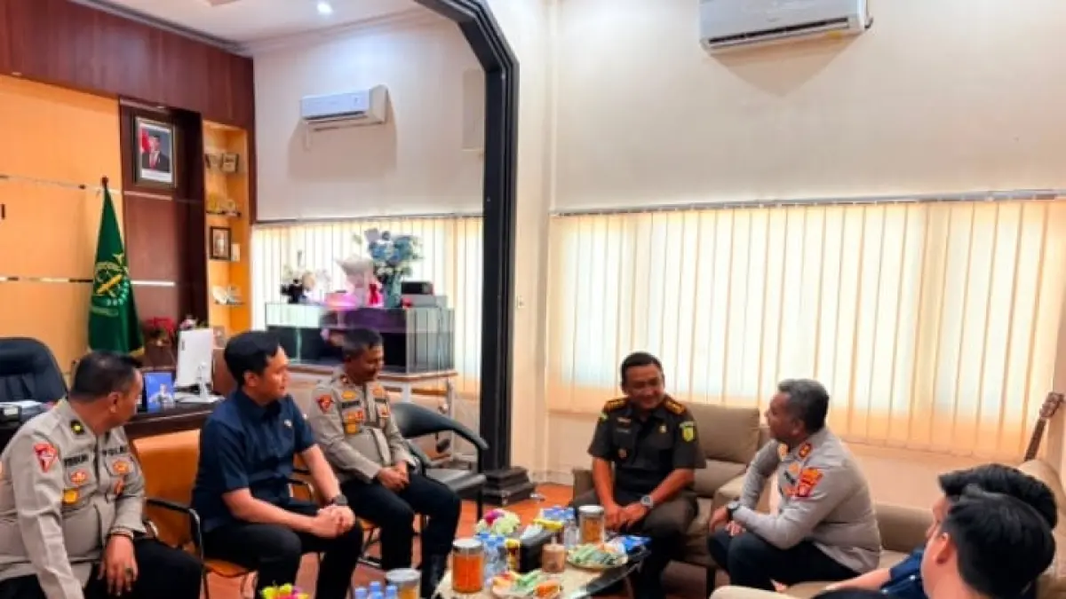 Kapolres Kutai Barat AKBP Haris Kurniawan (kiri) saat menggelar pertemuan silaturahmi dengan Kepala Kejaksaan Negeri (Kajari) Kutai Barat Yon Yuviarso di Sendawar, Selasa (14/7/2026).