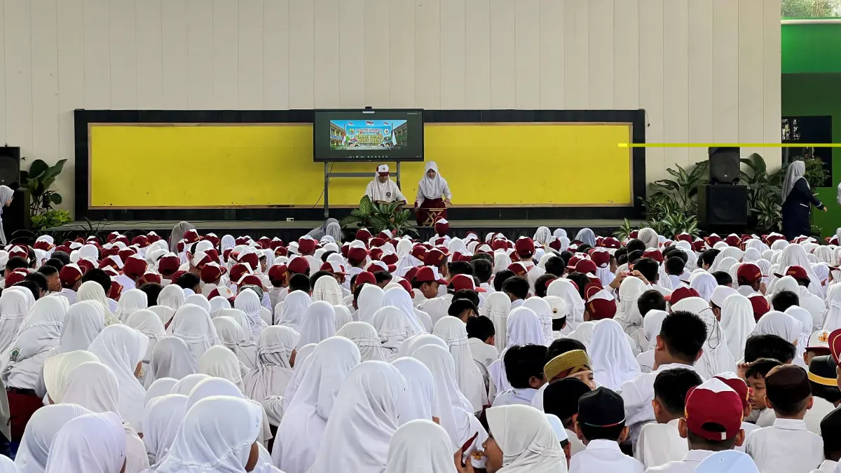 Para murid baru dan lama saat pembukaan MPLS yang berlangsung di SD Patra Dharma 1 Balikpapan, Senin (13/7). (FOTO ROMDANI/KP)