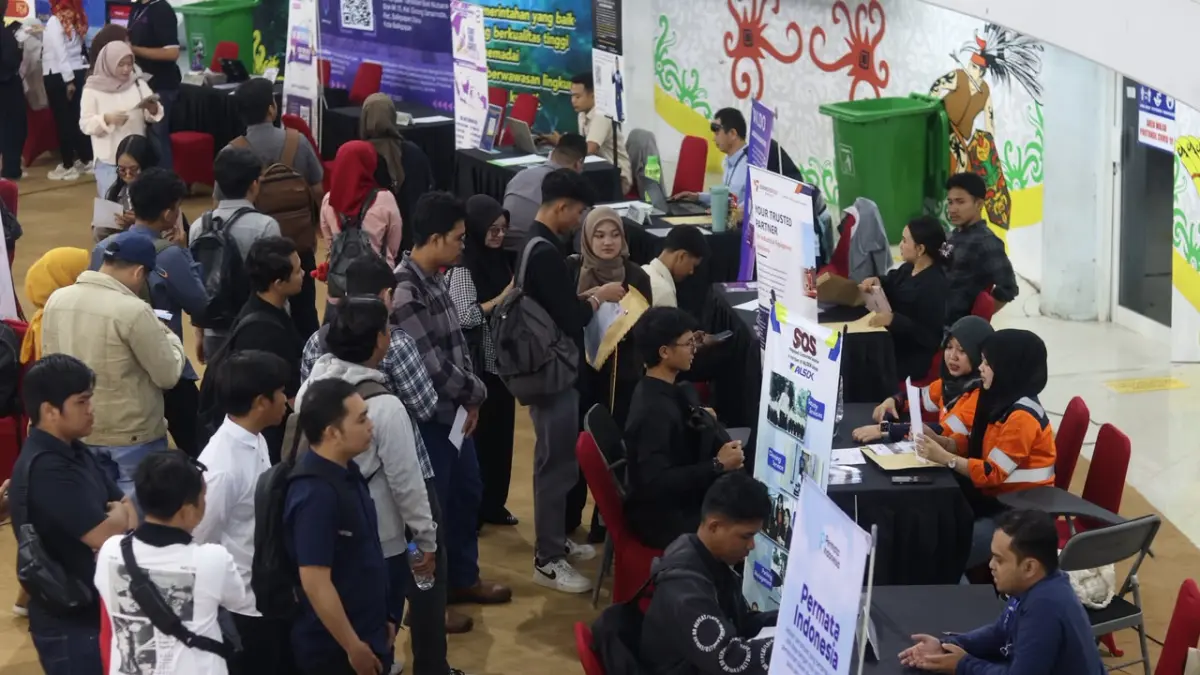 PENCARI KERJA: Pencari kerja memadati area BSCC Dome dalam pembukaan Job Market Fair Balikpapan 2026, Selasa (14/7/2026). (ANGGI PRADITHA/KP)

&nbsp;