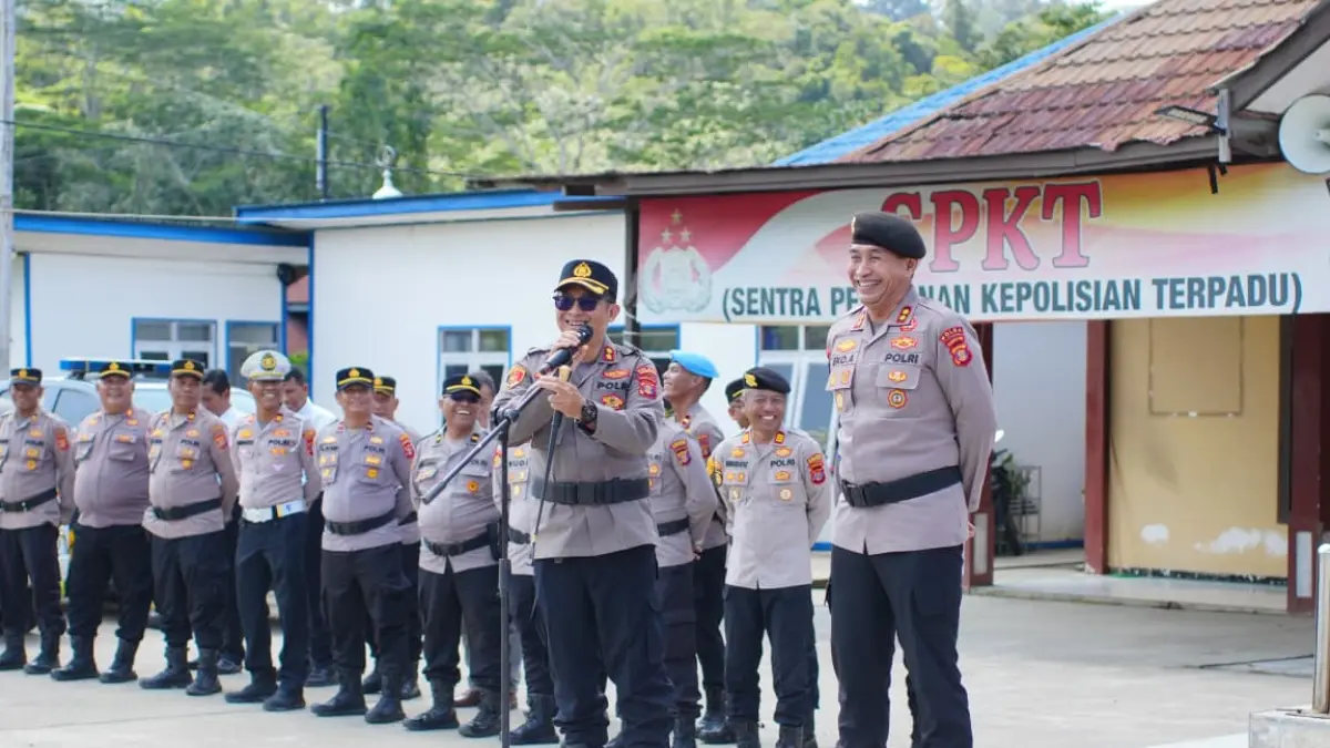 PESAN: Kapolres Mahulu AKBP Roni Wijaya dan Wadirsamapta Polda Kaltim AKBP Eko Alamsyah saat menyampaikan pesan-pesan di Mako Polres Mahulu, Selasa (14/7). (JODY KRISTIANTO/KP)
