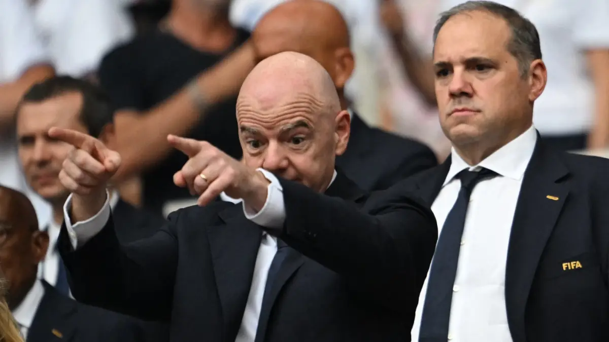 Presiden Concacaf, Victor Montagliani (kanan), mendampingi Presiden FIFA, Gianni Infantino, saat menyaksikan laga Norwegia melawan Inggris. Montagliani termasuk pihak yang mengkritik wacana Piala Dunia 2030 diikuti 64 negara. (ROBERTO SCHMIDT/AFP)