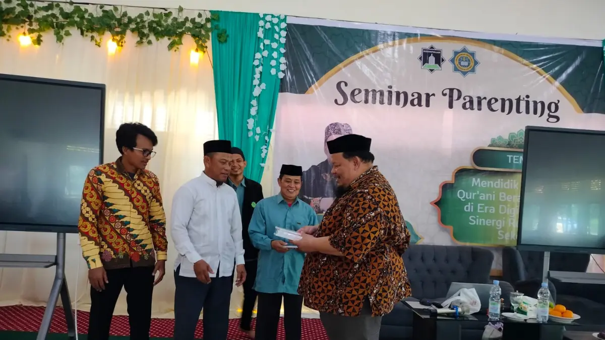 SEMINAR; Ustaz Fauzil Adhim (kanan) sebelum memulai seminar parenting yang membahas pentingnya membangun kedekatan emosional dan menghadirkan keteladanan nyata dalam kehidupan sehari-hari.(IST)