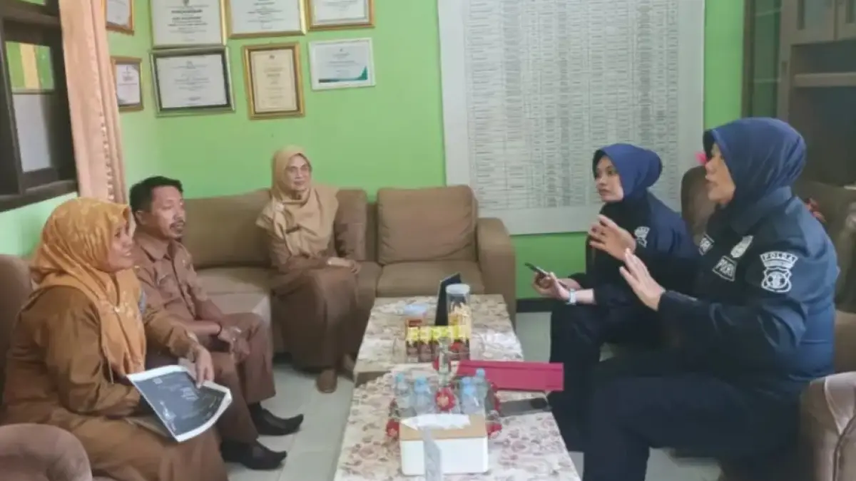SOSIALISASI: Personel Humas Polda Kaltim melakukan sosialisasi gelaran lomba kreativitas bagi siswa difabel ke SLB Negeri Balikpapan.