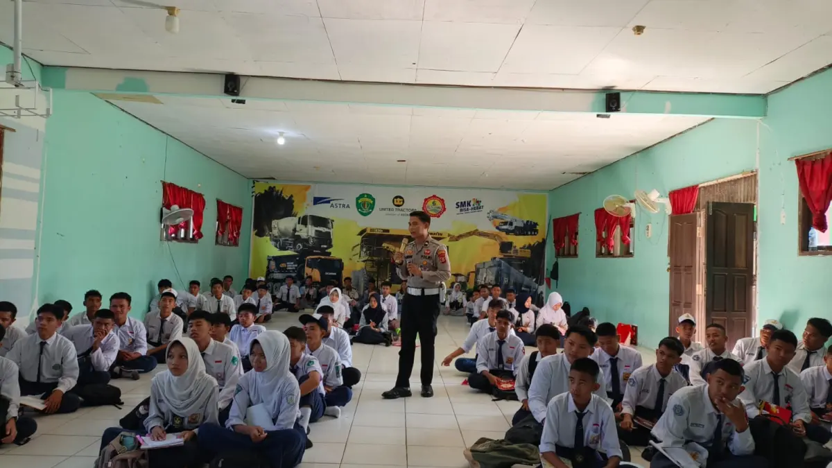 SOSIALISASI: Polantas Menyapa, Polres PPU, menyambangi SMK PG Penajam untuk sosialisasi tertib berlalu lintas.(Humas Polres PPU)