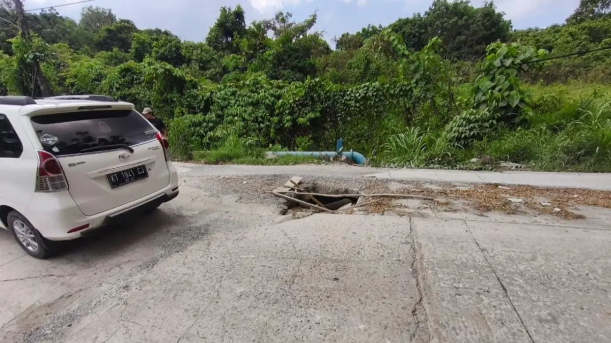 TUNGGU ANGGARAN: Salah satu titik kerusakan jalan pada akses Samarinda-Bontang sisi pesisir tepatnya kecamatan Muara Badak, kabupaten Kukar.