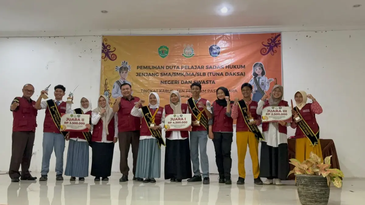 Kepala Kejaksaan Negeri PPU Harwantho saat berfoto bersama tiga pasang pemenang terbaik DPSH PPU 2026 di Penajam. Ketiga tim perwakilan Benuo Taka ini berhak mendapatkan uang pembinaan serta piagam penghargaan untuk bersiap melaju ke kompetisi tingkat Provinsi Kaltim. (IST)