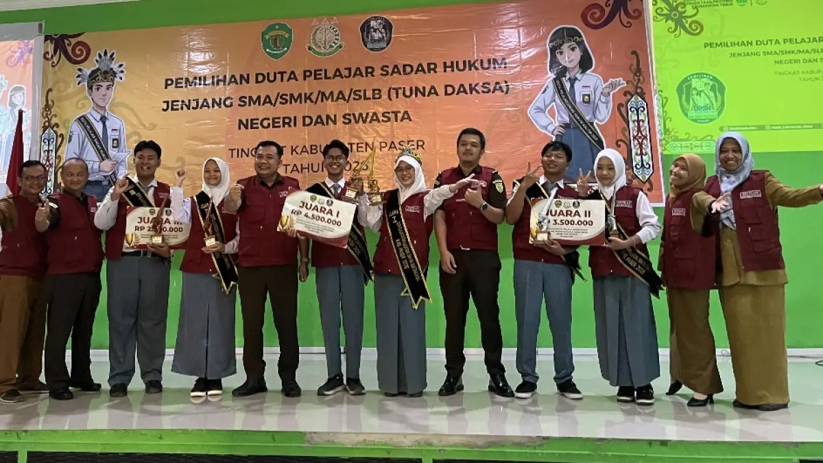 AGEN PERUBAHAN HUKUM: Perwakilan SMAN 1 Tanah Grogot sukses menyabet juara pertama dalam ajang Pemilihan Duta Pelajar Sadar Hukum (DPSH) 2026 tingkat Kabupaten Paser lewat inovasi media edukasi berbasis game anti-narkoba.