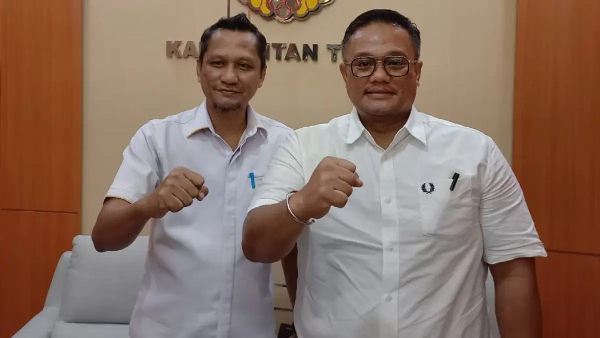 APLIKASI: Ketua Harian KONI Kaltim Nidya Listyono (kiri) mendampingi Ketua KONI Kaltim Anderiy Syachrum saat dikonfirmasi awak media soal rencana pembuatan aplikasi dalam pengelolaan anggaran cabang olahrahga. (EKO PRALISTIO/KP)