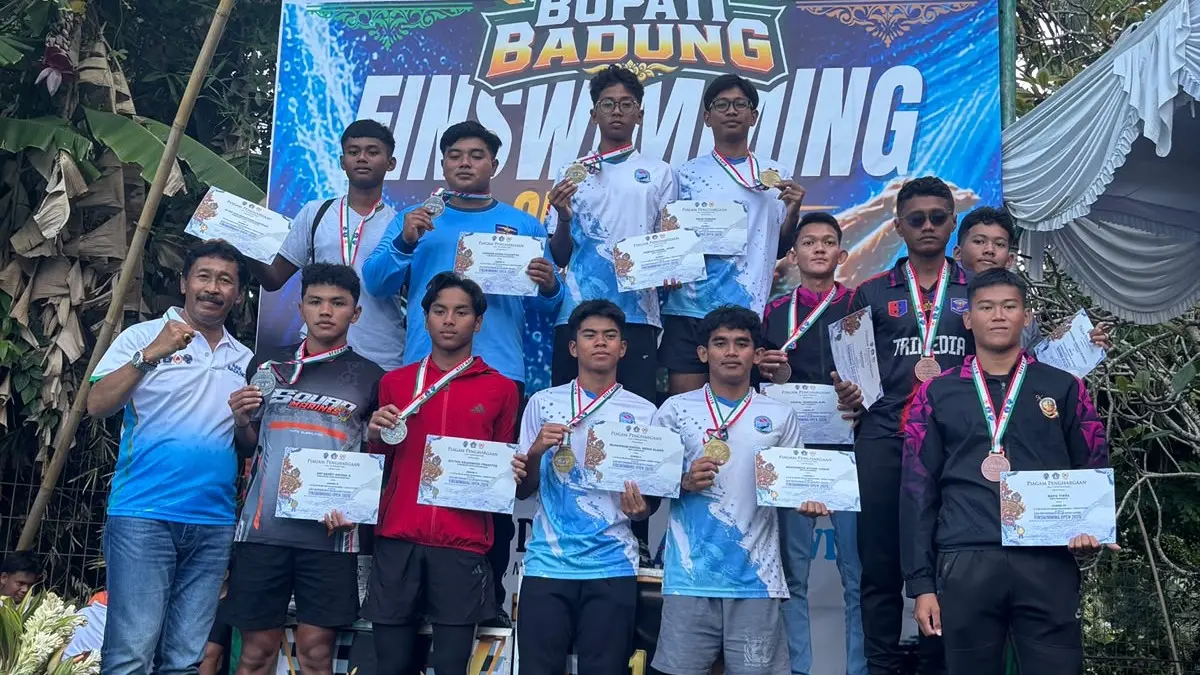 BANGGA: Atlet POSSI Kaltim (tengah) bersama atlet daerah lain yang juga mengoleksi medali pada Kejuaraan Nasional Bupati Badung Finswimming Open 2026. (IST)

&nbsp;

&nbsp;
