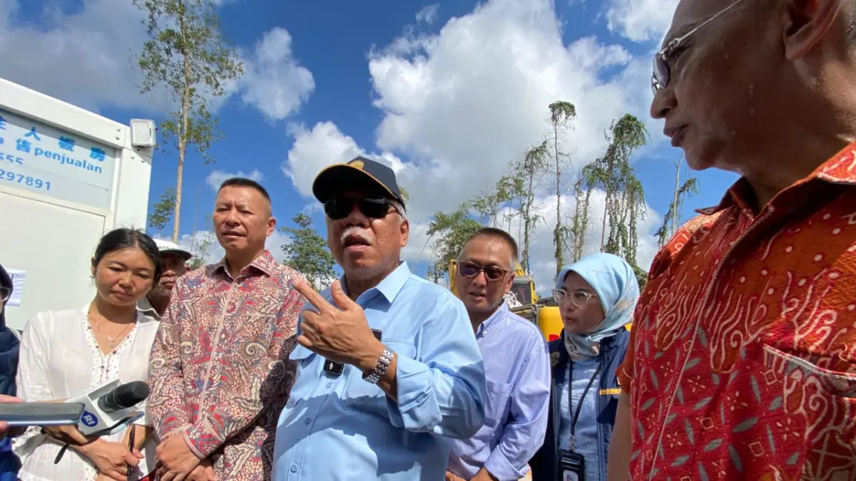 Basuki Hadimuljono saat menggelar peletakan batu pertama proyek apartemen dari PT Star Bright International Investment di IKN, Rabu (15/7). (FOTO AINUR ROFIAH/KP)