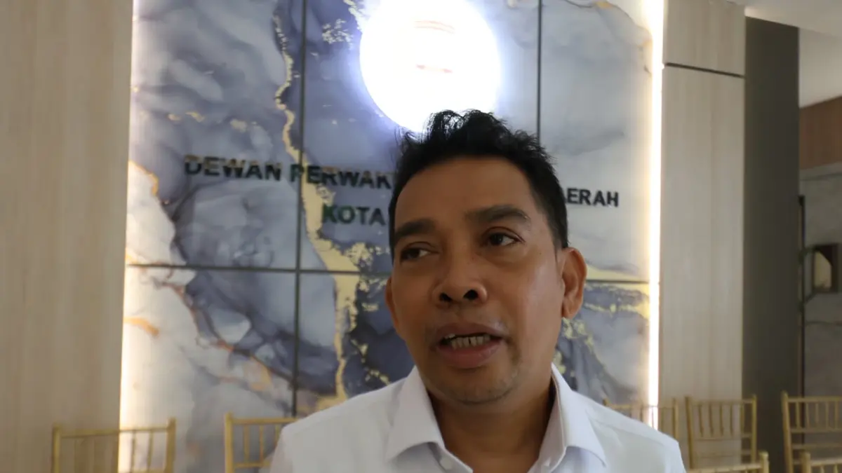 BEBER DATA: Ketua DPRD Balikpapan Alwi Al Qadri memberikan keterangan terkait pembahasan rancangan KUA-PPAS 2027, Rabu (15/7).