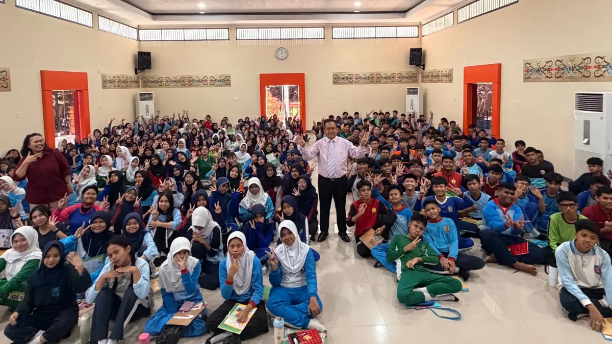 BERI PEMAHAMAN: Director of Hotel Operations Blue Sky Group, Asep Supardi hadir sebagai narasumber dalam program Blue Sky Goes to Campus yang digelar di SMKN 4 Balikpapan, Selasa (14/7) 
