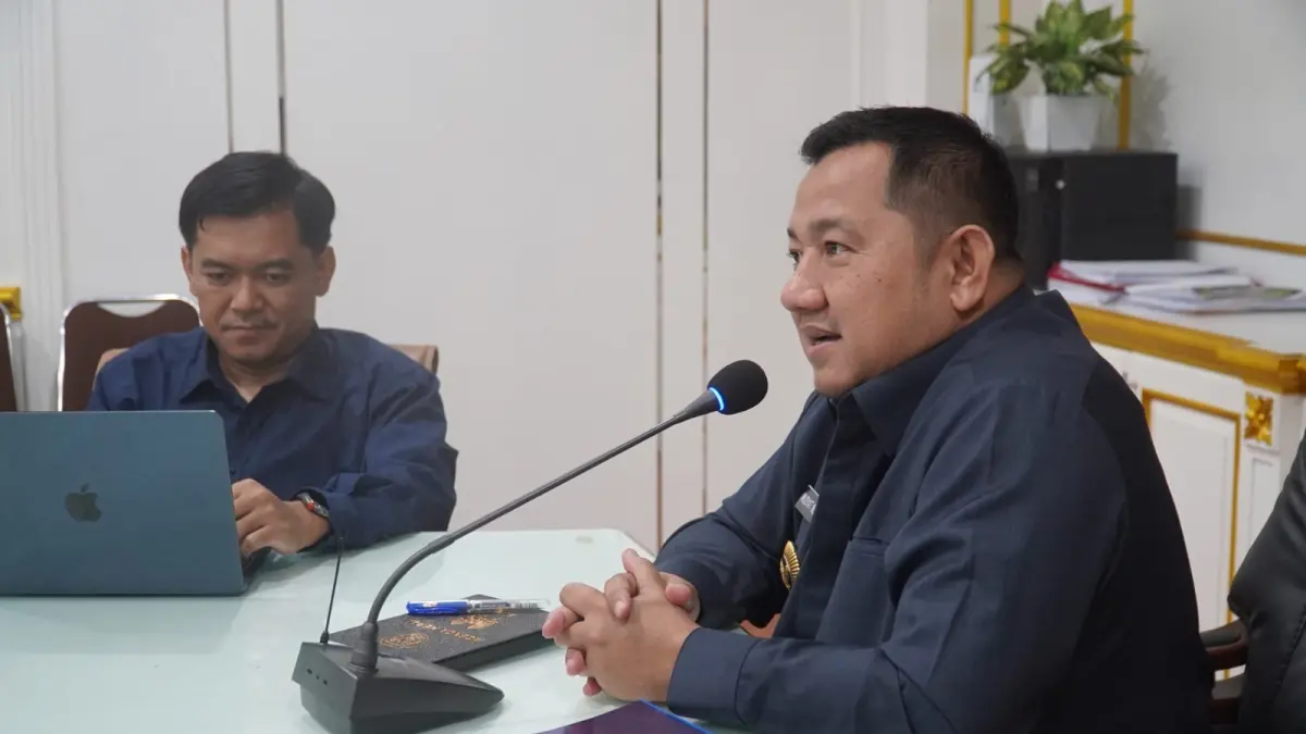Bupati PPU Mudyat Noor bersama Margono Hadi Sutanto dalam paparan tim penyusun Policy Brief Budidaya Rumput Laut Gracilaria sp, di ruang rapat bupati, Selasa (14/7/2026). (IST)

&nbsp;

&nbsp;