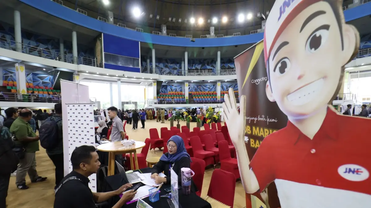 BURSA KERJA BALIKPAPAN: Seorang pelamar saat melakukan sesi tanya jawab di salah satu stan perusahaan dalam gelaran Job Market Fair Balikpapan. (ANGGI PRADITHA/KP)