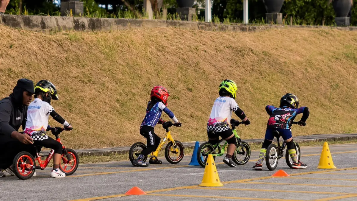  BUTUH KESABARAN: Bersenang-senang, melatih keseimbangan anak-anak, kini push bike juga dilombakan untuk memburu prestasi. 