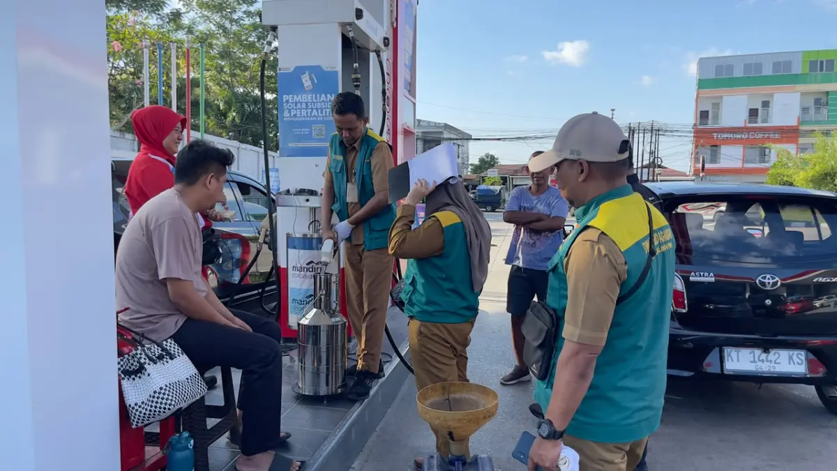 CEK TAKARAN: Menjamin akurasi volume BBM bagi konsumen, UPTD Metrologi Disdag Balikpapan melakukan pengawasan alat ukur dan takaran di SPBU 64.761.12, KM 4,5, Selasa (14/7).&nbsp;
