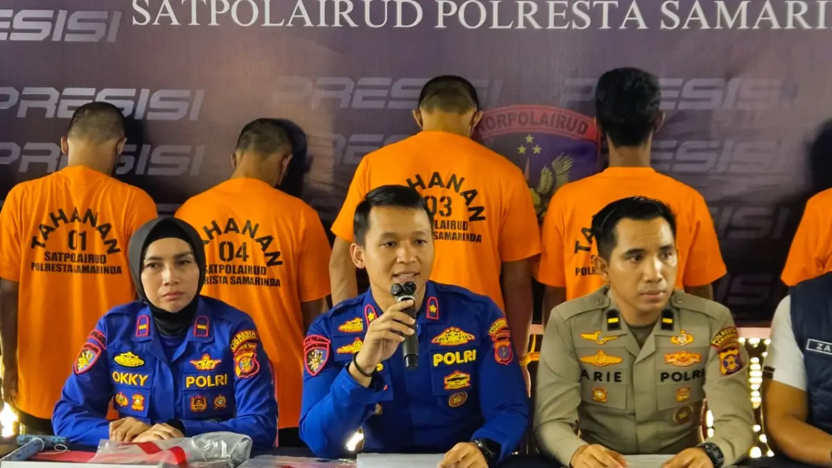 DIAMANKAN: Empat tersangka pengeroyokan ABK TB Mahakam Indah saat rilis kasus di Mako Satpolairud Polresta Samarinda, Rabu (15/7).