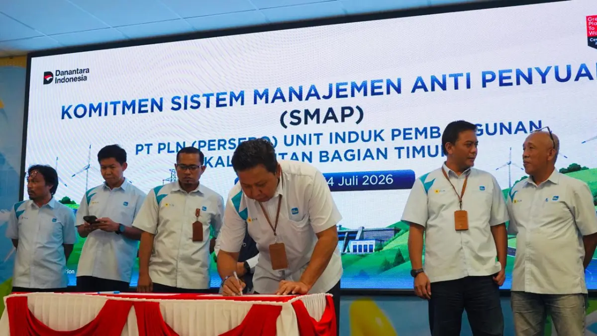 JAGA INTEGRITAS: General Manager PLN UIP KLT, Dewanto, menandatangani Komitmen Sistem Manajemen Anti Penyuapan (SMAP) sebagai bentuk penerapan budaya integritas.