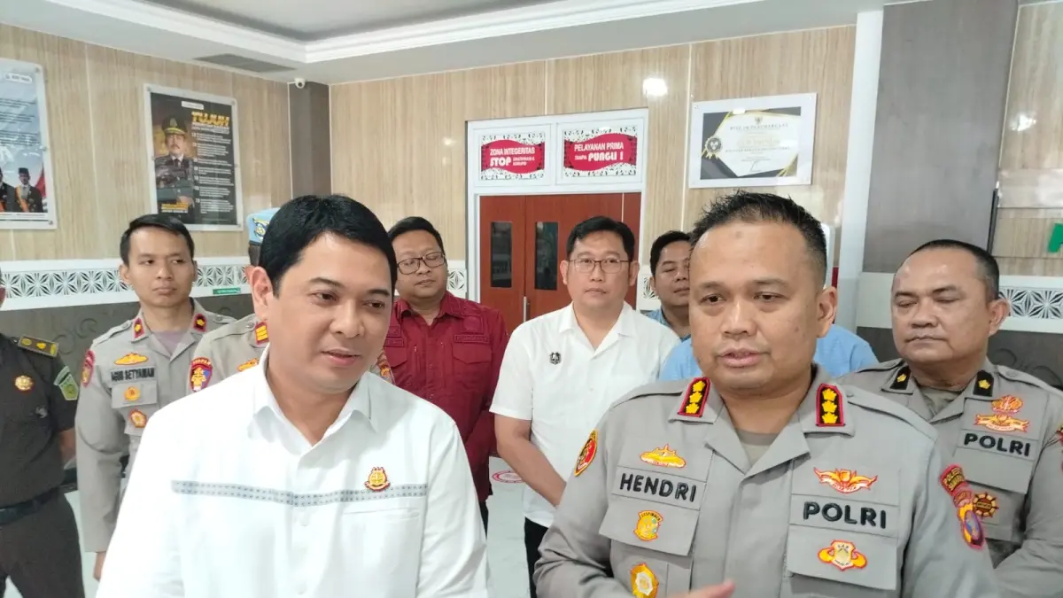 Kajari Samarinda Haedar dan Kapolresta Samarinda Kombespol Hendri Umar saat diwawancarai usai pertemuan, Selasa (14/7/2026). (Bayu/KP)
