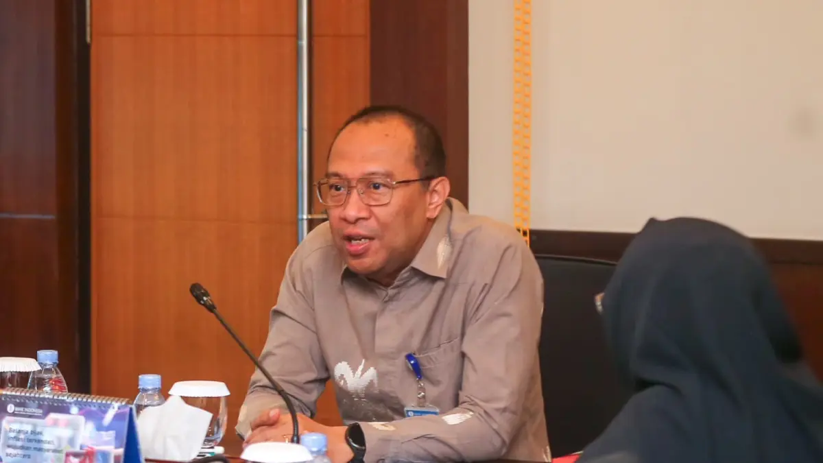 Kepala KPw BI Kaltim Jajang Hermawan memberikan keterangan kepada para jurnalis.