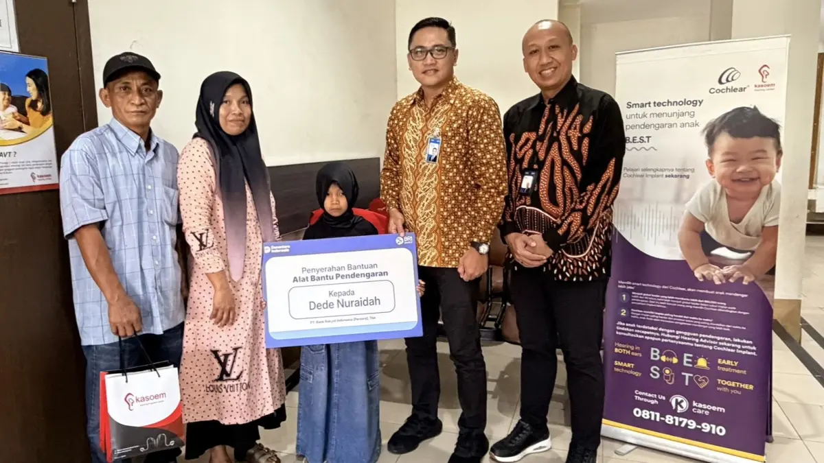 KEPEDULIAN: Bantuan diserahkan secara langsung oleh Area Head (AH) BRI Area 1 Balikpapan, Eko H Wijayanto, didampingi Branch Office Head (BOH) Balikpapan Sudirman, Sudadi. 