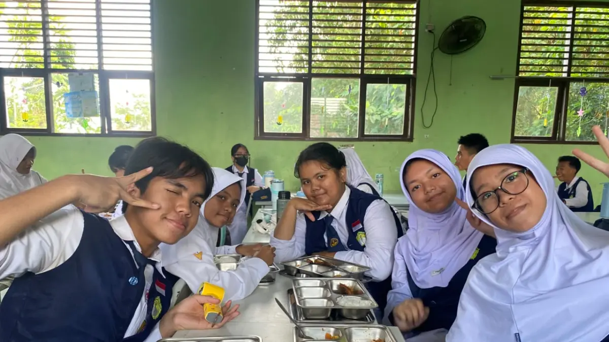 MAKAN SIANG: Siswa SMPN 18 Balikpapan menikmati paket Makan Bergizi Gratis (MBG) bersama usai libur sekolah selama tiga pekan.&nbsp;