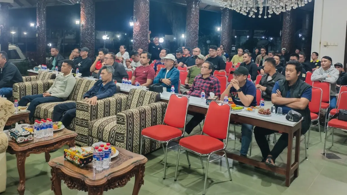 Nobar Pemkab Kubar bersama di rumah jabatan Bupati Kutai Barat. (FOTO: IST)