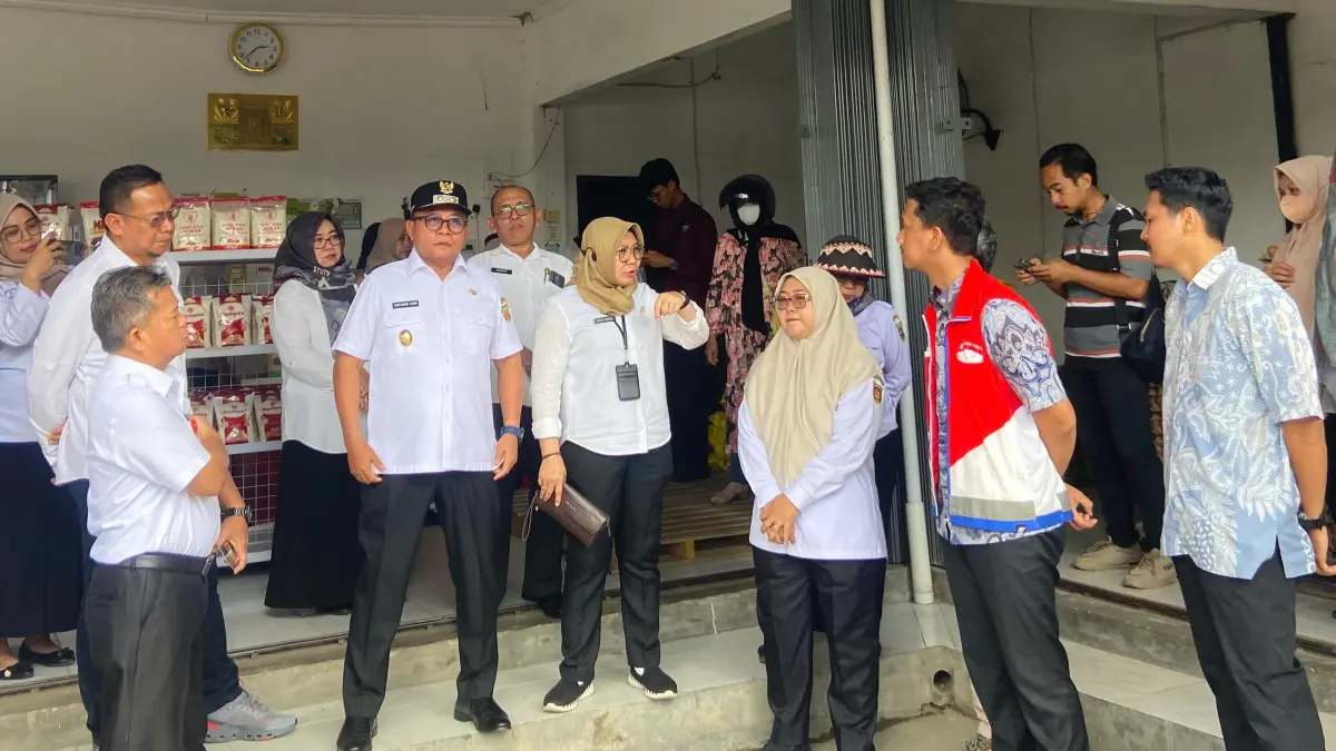 PANTAU: Saefuddin Zuhri (kiri, bertopi) bersama jajarannya di salah satu toko distributor bahan pangan, di sela sidak bapokting, Rabu (15/7). (IST)