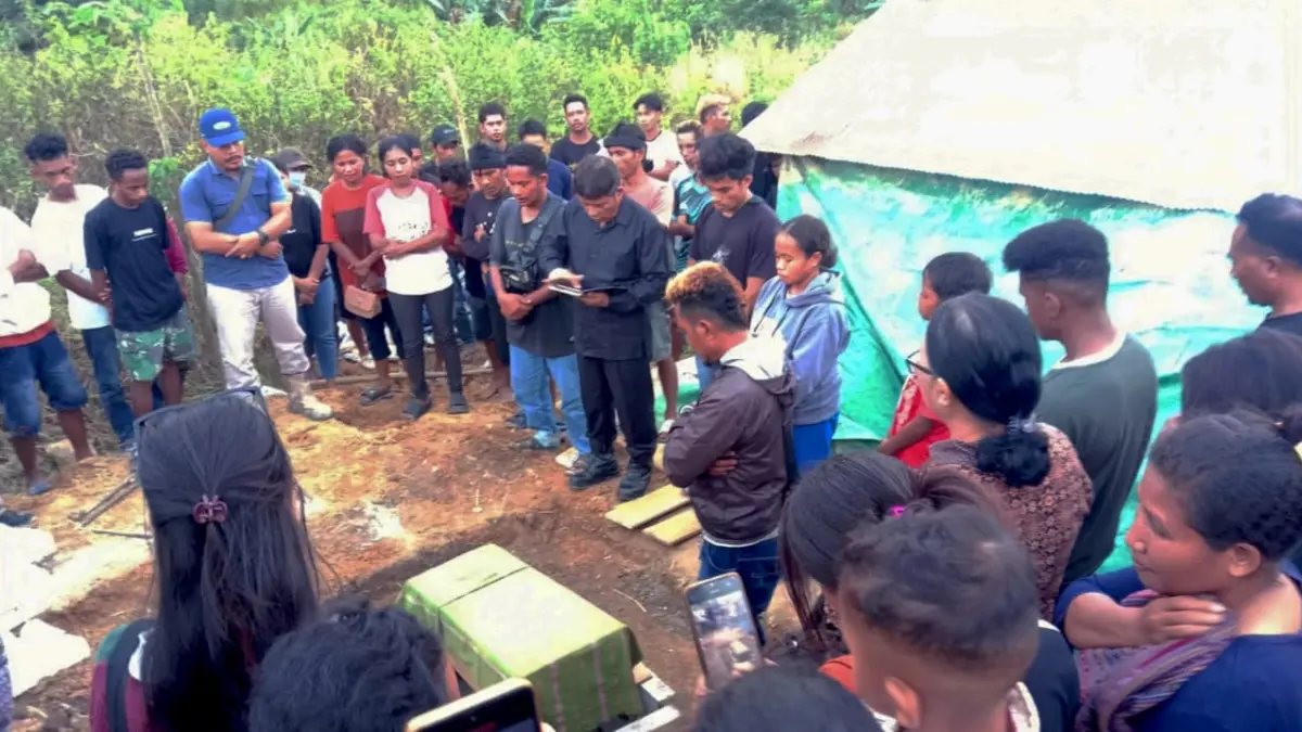 PEMAKAMAN: Prosesi pemakaman bayi yang meninggal di RS Santa Elisabeth Bengalon. (IST)