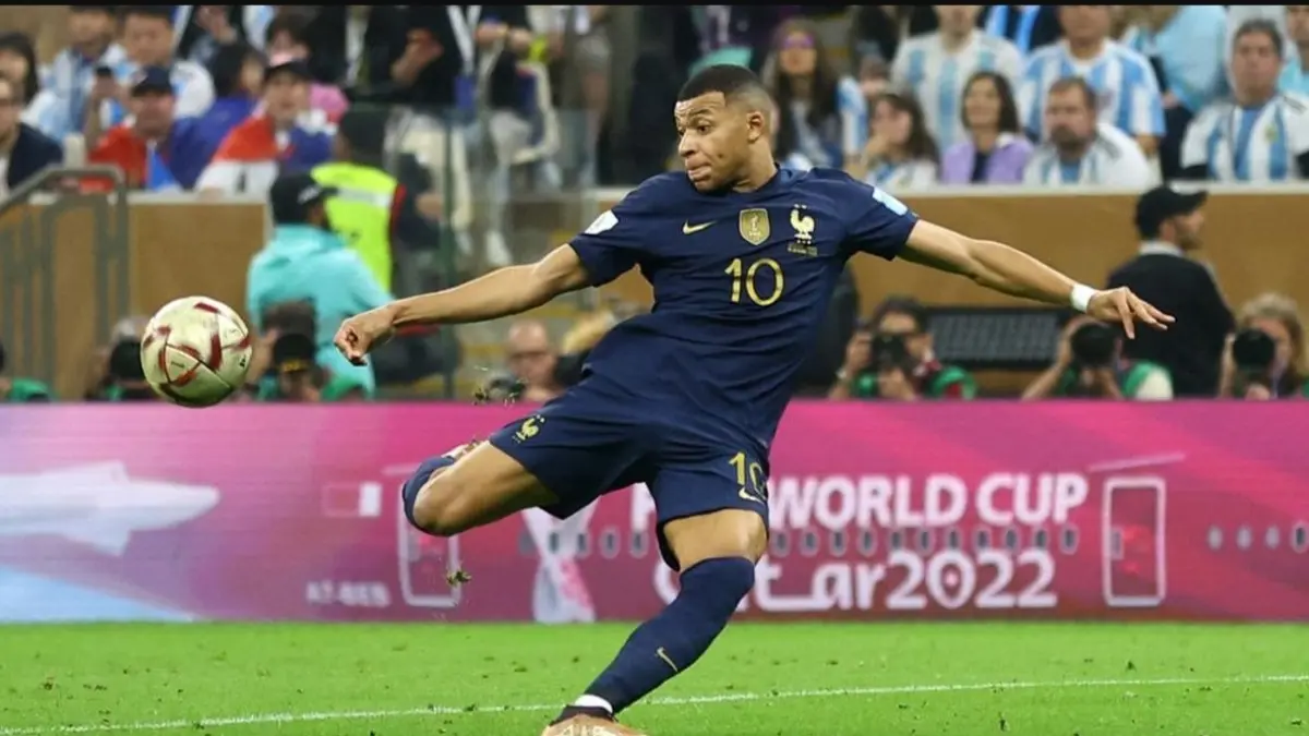 Penyerang Prancis Kylian Mbappe gagal menembus pertahanan Spanyol pada laga semifinal Piala Dunia 2026 di AT&T Stadium, Arlington, Rabu (15/7). (FOTO: IST)