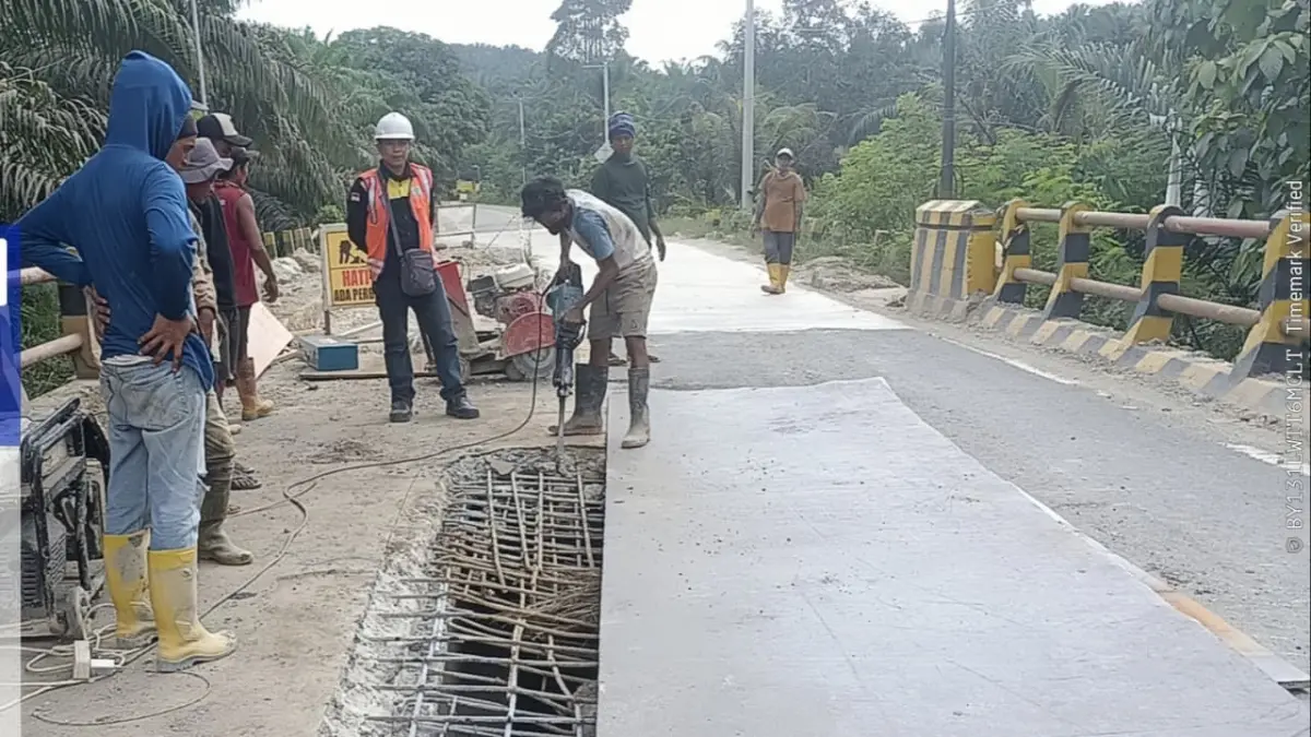 Perbaikan lantai Jembatan Projasam 1 di ruas Simpang Perdau–Tepian Langsat, Kecamatan Bengalon, Kutai Timur. Akses jembatan akan ditutup sementara selama proses pengerjaan berlangsung. (Ist)