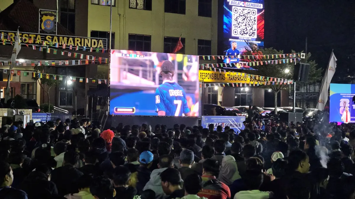 Ribuan warga memadati halaman Polresta Samarinda untuk mengikuti nobar semifinal Piala Dunia 2026 antara Prancis dan Spanyol, Rabu (15/7/2026) dini hari. (FOTO: HAFIZ)