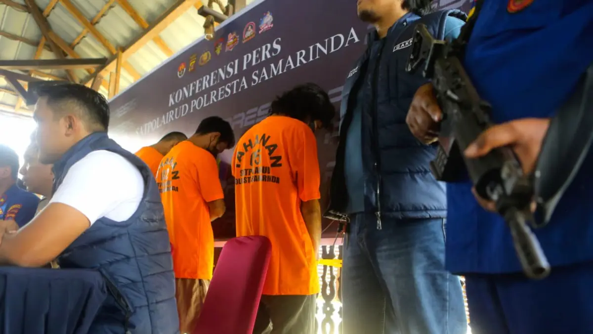 RILIS KASUS: Tersangka dugaan aksi premanisme dan percobaan pencurian BBM di alur Sungai Mahakam saat rilis kasus di Mako Satpolairud Polresta Samarinda, Rabu (15/7). (HAFIZ/KP)