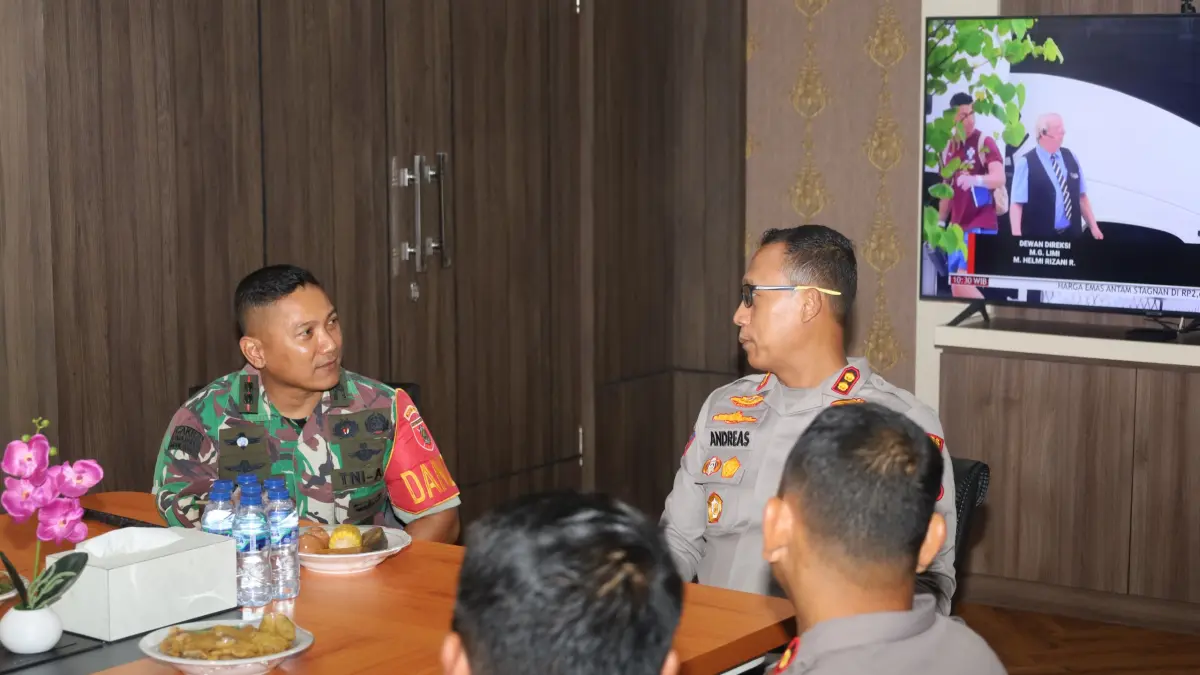 SINERGI: Kapolres PPU, AKBP Andreas Alek Danantara tampak berbicara dengan Dandim PPU, Letkol Inf  Fandy Satria Dwi Wahyuono dalam upaya sinergi pengamanan wilayah IKN.(Dok. Humas Polres PPU)