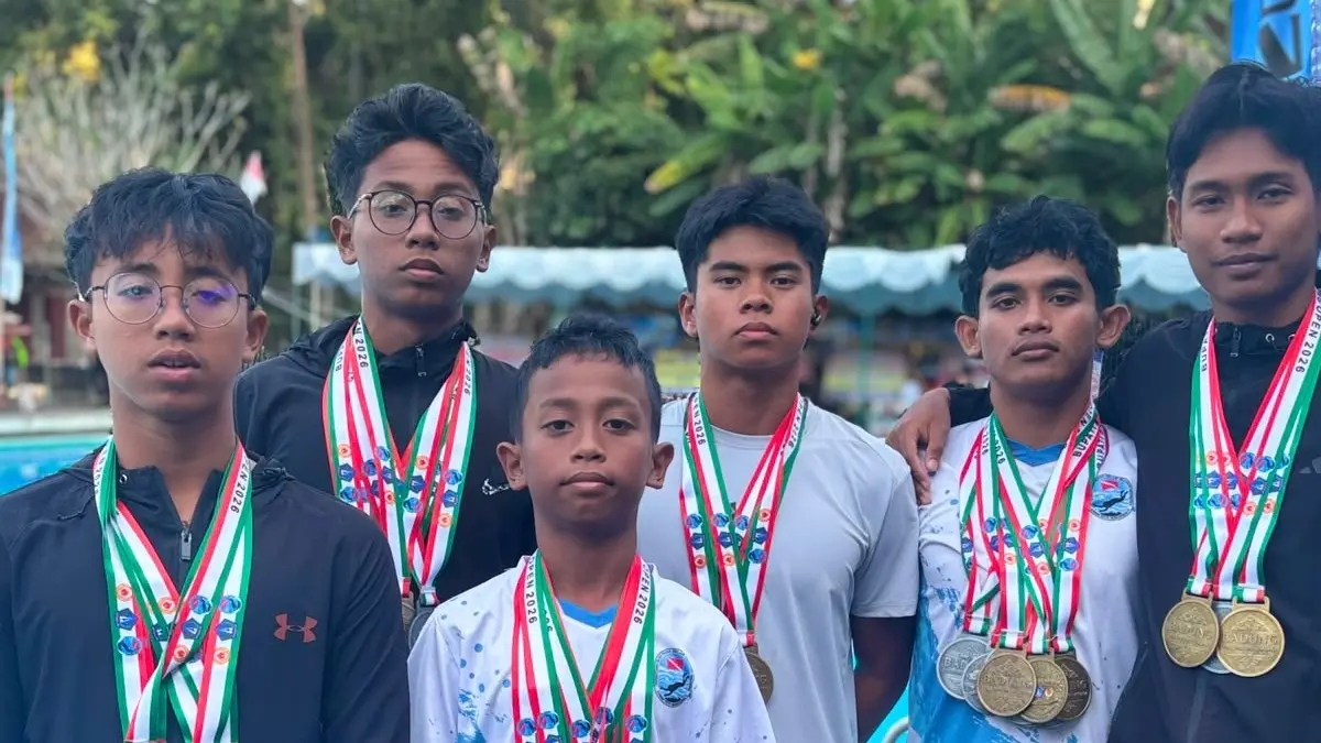 Kontingen POSSI Samarinda memperlihatkan medali hasil raihan pada Kejurnas Bupati Badung Finswimming Open 2026. Dengan kekuatan 14 atlet, Kota Tepian berhasil finis di peringkat ketujuh nasional setelah mengoleksi 52 medali, terdiri atas 16 emas, 22 perak, dan 14 perunggu.