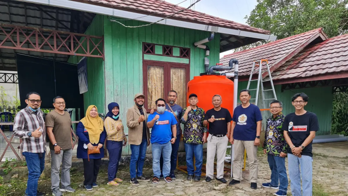 PANEN AIR HUJAN: Tim UGM menginstal alat pemanen air hujan di beberapa titik di Kaltim. Alat hasil riset dosen UGM ini mengalami beberapa kali penyempurnaan dan penyesuaian dan sudah dimanfaatkan oleh ratusan rumah tangga baik di Jawa maupun Kalimantan.