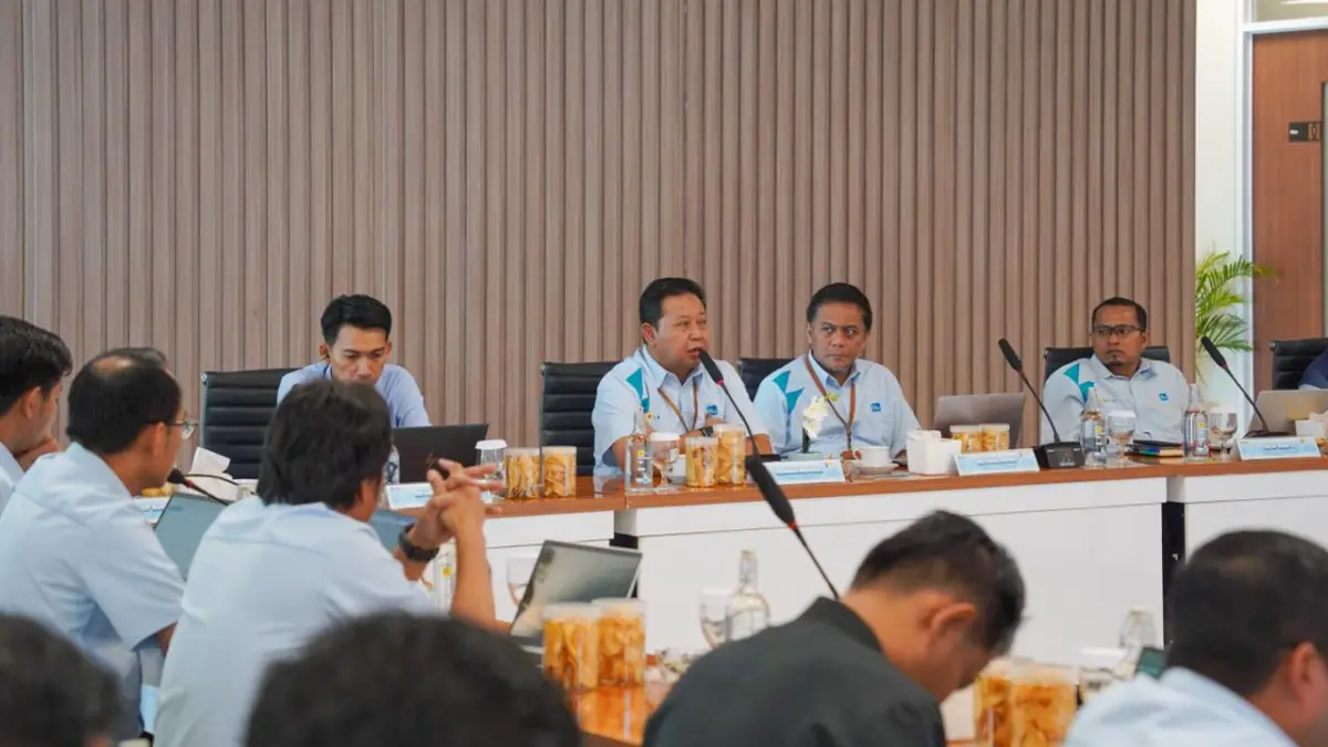 ARAHAN: General Manager PLN UIP KLT, Dewanto memberikan arahan terkait evaluasi kinerja dan strategi percepatan penyelesaian proyek ketenagalistrikan pada Semester II Tahun 2026.