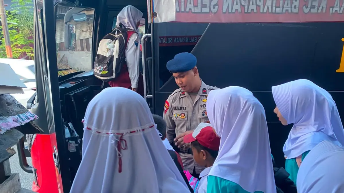 BERMANFAAT: Armada bus milik Brimob Polda Kaltim dimanfaatkan untuk beri layanan pengantaran sekolah gratis.