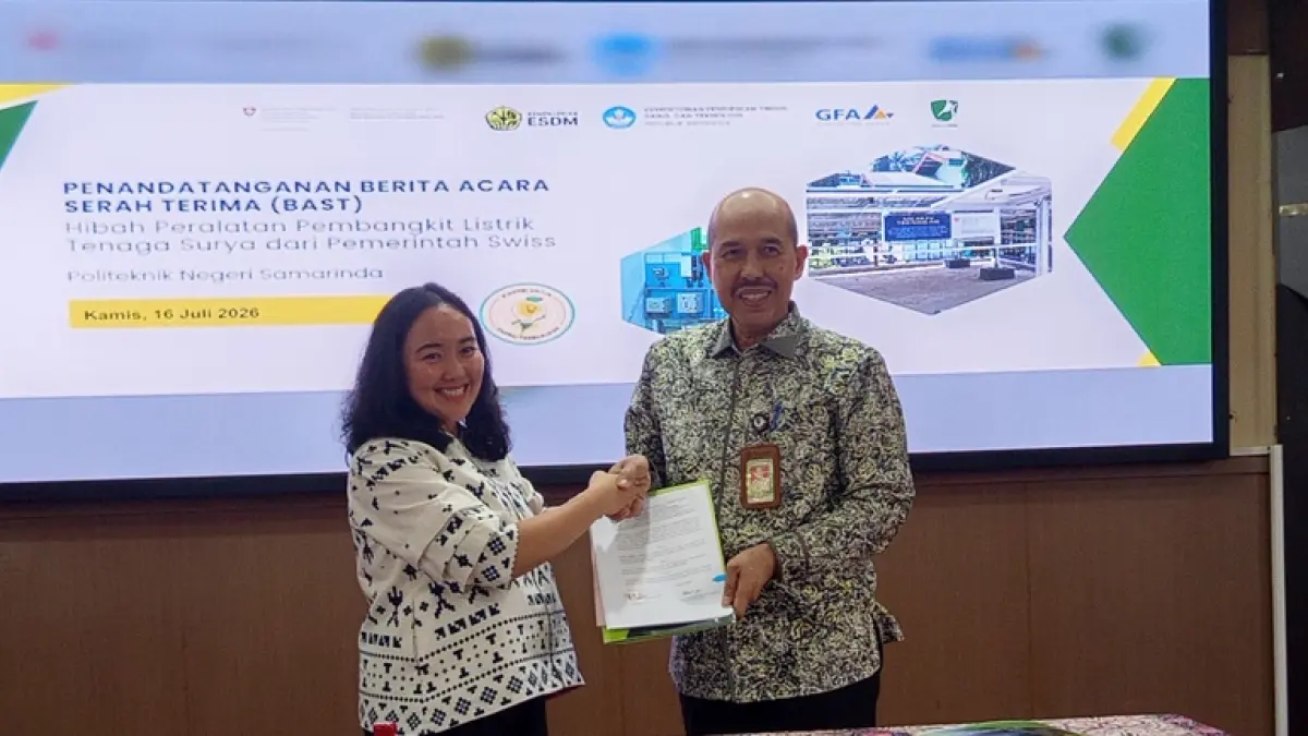 Direktur polnes Ahyar Muhammad Diah bersama Elvira Rosa, team leader RESD saat menandatangani surat kerja sama dan serah penerima hibah fasilitas energi terbarukan.