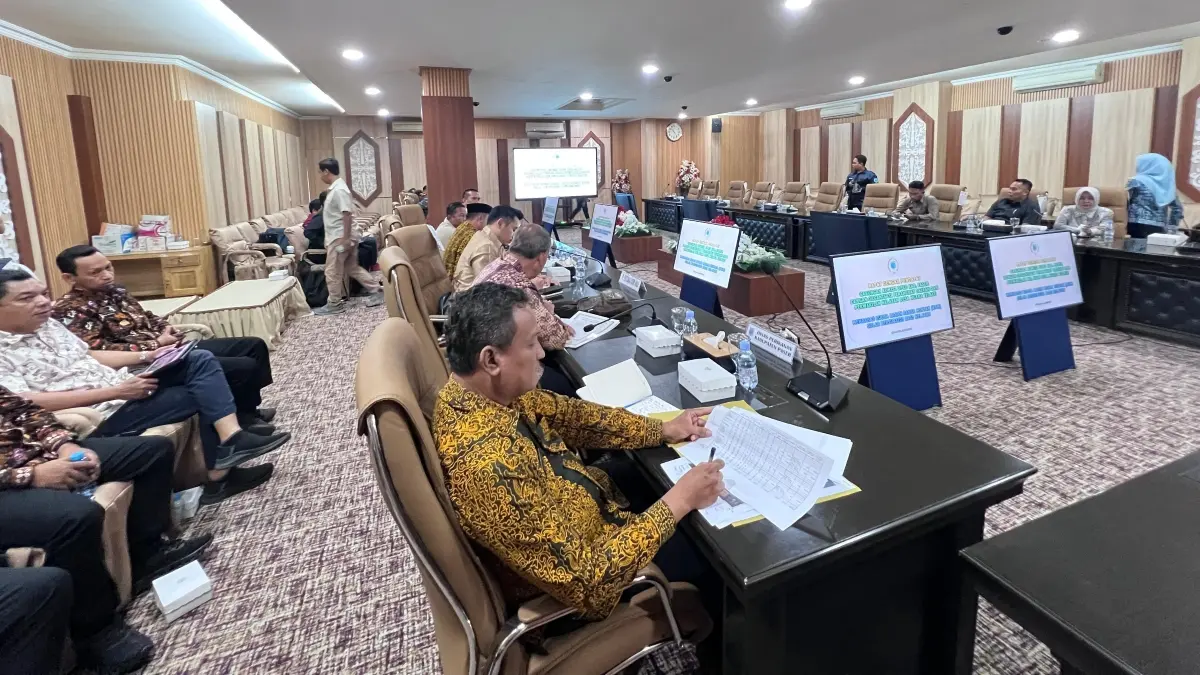 DPRD Paser menerima kedatangan masyarakat Desa Muara Telake Kecamatan Long Kali membahas isu kelangkaan solar subsidi. (NAJIB/KP)