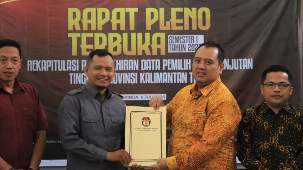Ketua KPU Kaltim Fahmi Idris (kanan) menyerahkan hasil rapat pleno terbuka rekapitulasi Pemutakhiran Data Pemilih Berkelanjutan (PDPB) Semester I 2026 di Samarinda. 