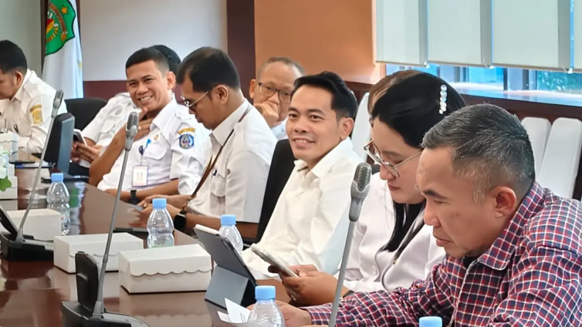 KOORDINASI: Asisten Pemerintahan dan Kesejahteraan Rakyat Setkab Kutim Trisno (tiga dari kanan) dalam Rapat Koordinasi Fasilitasi Kepala Daerah dan DPRD se-Kalimantan Timur di Samarinda, Rabu (15/7). (IST)